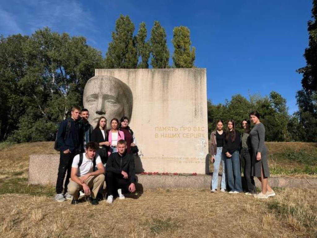 Вшанування пам’яті біля меморіалу «Скорботної матері»